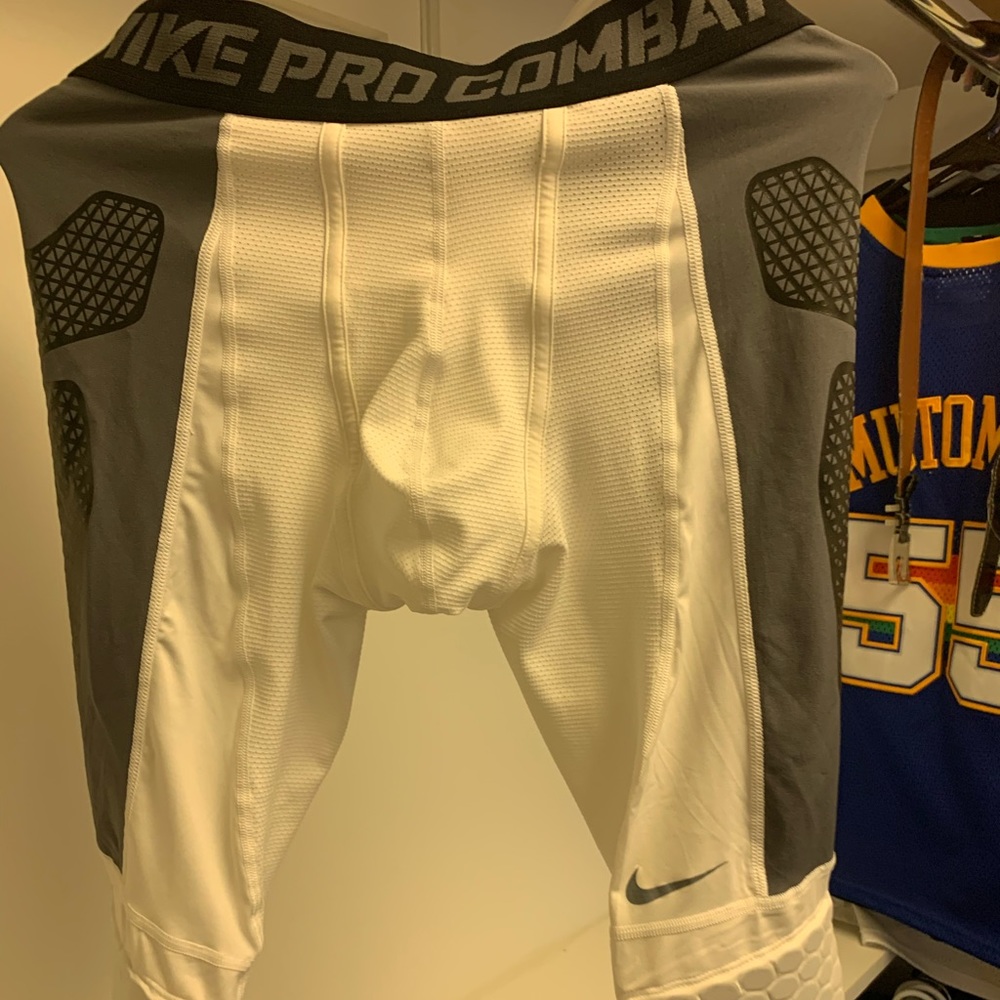 Brand New Nike 3/4 Compression Leggings